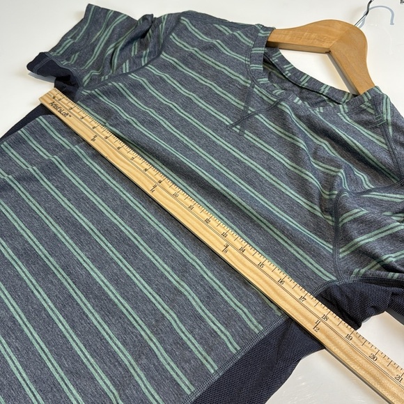 Lululemon Men's Striped Shirt Size Medium - Picture 4 of 5